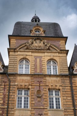 Fransa 'nın Charleville Mzire şehrinin tipik mimarisi Place Ducale' deki şehir merkezinde.