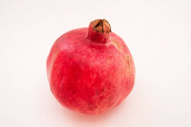 Taze kırmızı bir narın yakın çekimi.,