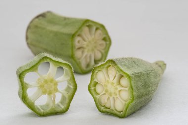 Beyaz arkaplanda küçük bir yeşil bamya yığını