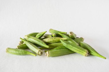 Beyaz arkaplanda küçük bir yeşil bamya yığını