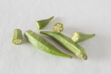 Beyaz arkaplanda küçük bir yeşil bamya yığını