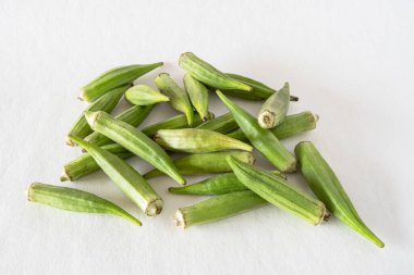 Beyaz arkaplanda küçük bir yeşil bamya yığını