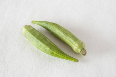 Beyaz arkaplanda küçük bir yeşil bamya yığını