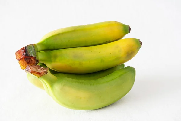Pequeños Plátanos Amarillos Verdes Sobre Fondo Blanco — Foto de Stock