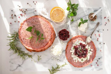 Pancar ve feta ve ıspanaklı yeşil krep yakın plan.