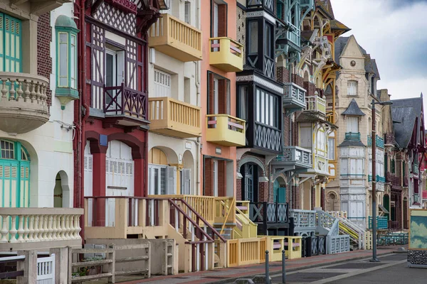 フランスのメルル バンの町の古い カラフルで典型的な海辺の家 — ストック写真