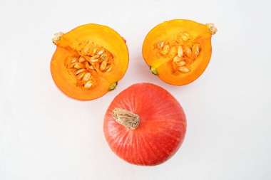 Beyaz arkaplanda balkabaklarının yakın plan görüntüleri