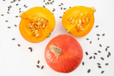 Beyaz arkaplanda balkabaklarının yakın plan görüntüleri