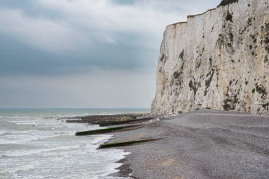 Fransa 'nın Le Trport kasabasındaki çakıl taşı plajı ve uçurumlar