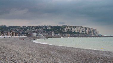 Le Trport kasabasının panoramik manzarası, uçurumlar ve çakıl taşı plajı.