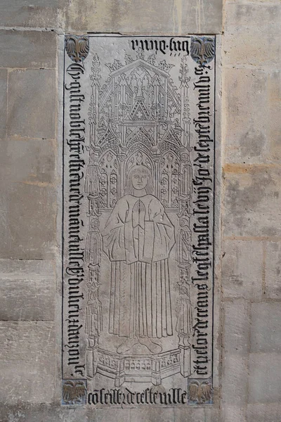프랑스의 디에프 대성당 조각품의 묘사와 주변에 라틴어로 쓰여진 — 스톡 사진