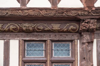 Dtail de sculpture sur bois de Maison  colombage dans la ville de Saint-Valry-en-caux en Normandie en France