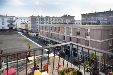 Fransa 'da Le Havre şehir merkezindeki bir binanın çatısında teras var.