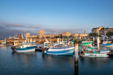 Fransa 'nın Le Havre limanında renkli balıkçı tekneleri