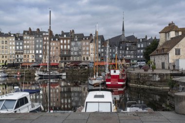 Normandiya 'nın Honfleur şehrinde tipik evleri ve rıhtımdaki tekne kilidiyle.