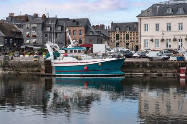 Normandiya 'nın Honfleur şehrinde tipik evleri ve rıhtımdaki tekne kilidiyle.