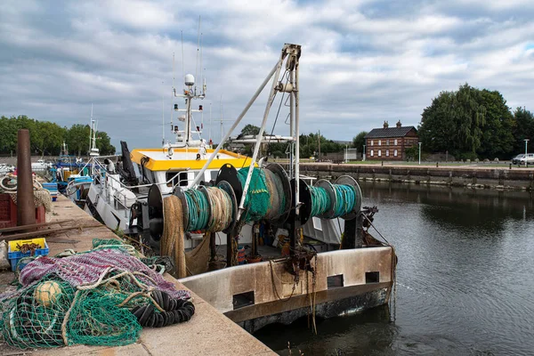 Een Vissersboot Met Netten Een Haven Normandië Frankrijk — Stockfoto