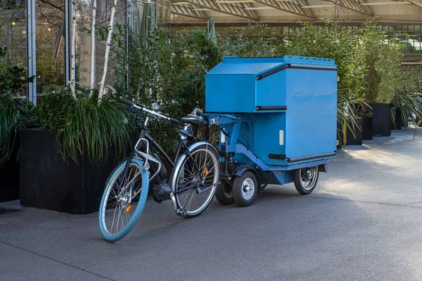 Ein Lastenrad Das Auf Einer Straße Der Stadt Vor Bäumen — Stockfoto