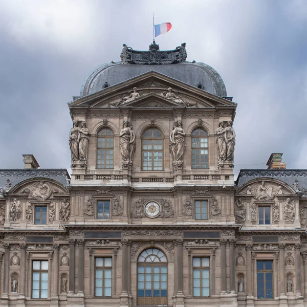 Detail Exteriérové Architektury Louvru Paříži Jeho Sochami Sochami — Stock fotografie