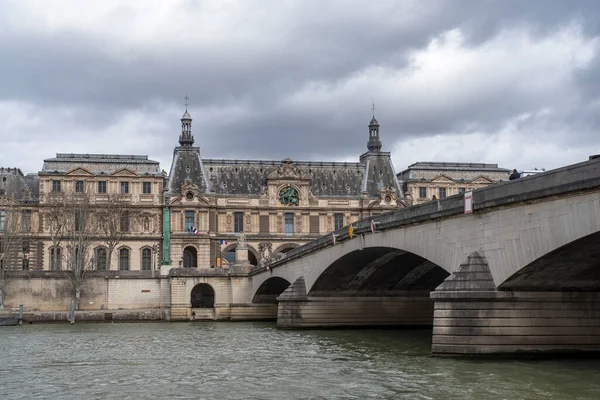Sekwana Pod Mostem Paryżu Francja Luwrem Oddali — Zdjęcie stockowe