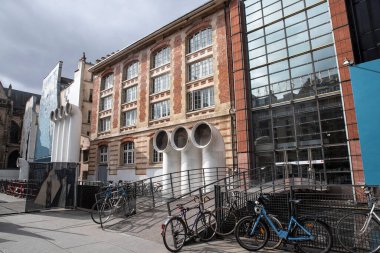 Paris, Fransa 'daki eski bir binanın mimarisi ve havalandırma sistemi.