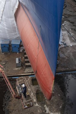 Fransa 'daki Saint Nazaire limanında bir gemiyi yenileyen bir adamın yakın çekimi.