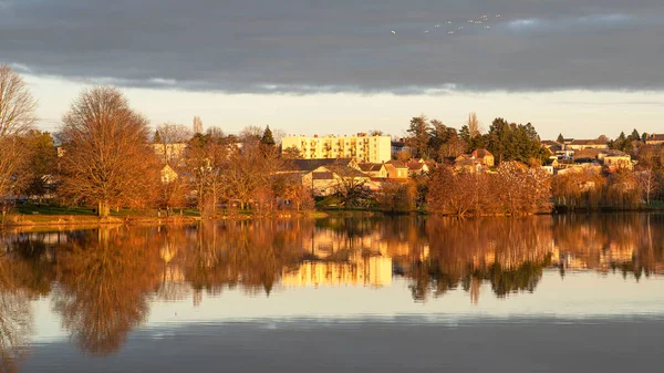 Puesta Sol Lago Borgoña Francia Con Árboles Invierno Casas Edificios — Foto de Stock