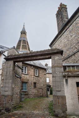 Normandiya 'da kilise kulesi ve eski evleri olan bir kasabanın mimarisi.