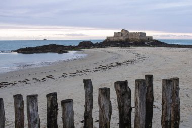 Saint Malo 'nun dalgaları şehri dalgalardan korumak için Brittany sahilindeki dalgalı suyu.