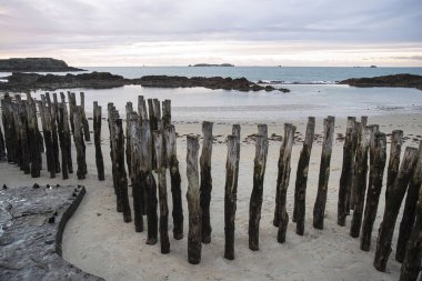 Saint Malo 'nun dalgaları şehri dalgalardan korumak için Brittany sahilindeki dalgalı suyu.