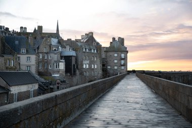 Fransa 'nın Brittany kentindeki Saint Malo kentinin mimarisi