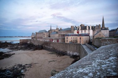 Fransa 'nın Brittany kentindeki Saint Malo kentinin mimarisi