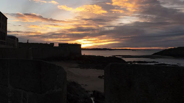 Pôr Sol Nas Muralhas Saint Malo Bretanha — Fotografia de Stock