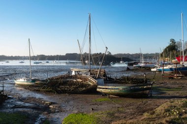 Brittany, Fransa 'da eski bir teknenin enkazı.