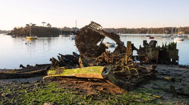 Brittany, Fransa 'da eski bir teknenin enkazı.