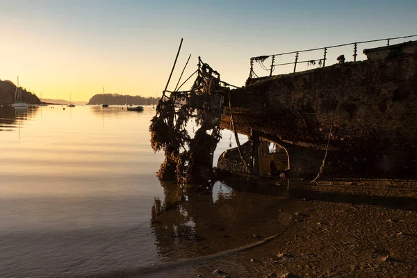 フランスのブルターニュのビーチで古いボートの難破船 — ストック写真
