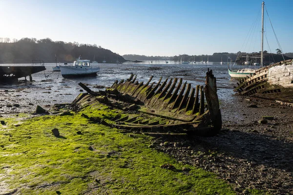 Brittany, Fransa 'da eski bir teknenin enkazı.