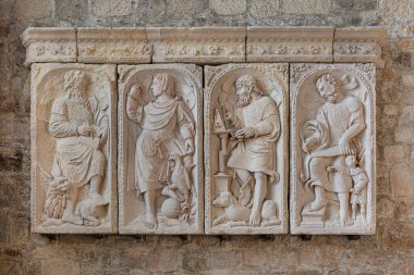 Fransa 'daki Mont Saint Michel manastırında heykel