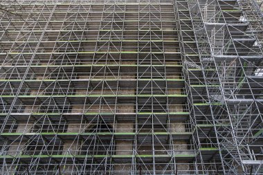 Restorasyon için bir binanın iskelesi.