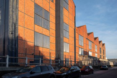 Fransa 'nın Cherbourg şehrindeki klasik kırmızı tuğla fabrikası deposu.