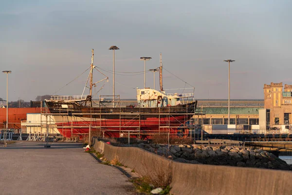 シェルブール港で修理中のボート — ストック写真