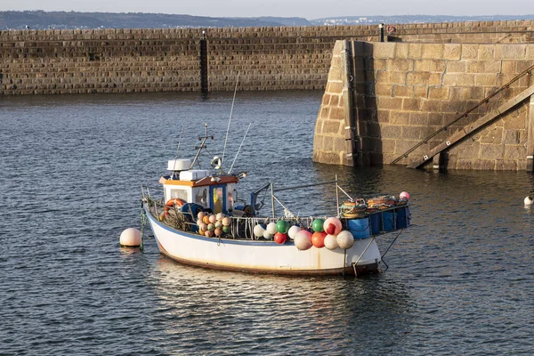 カラフルなフロートと釣りトラップとネットとブレトン港の小さな漁船 — ストック写真