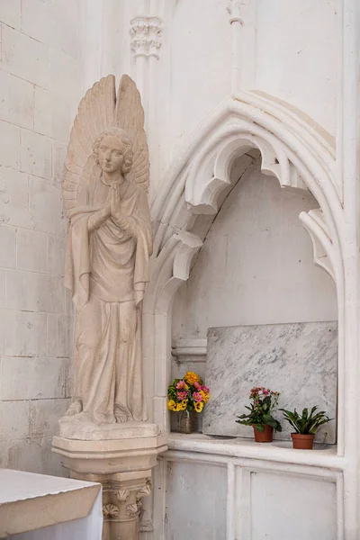 Pomnik Anioła Modlącego Się Kościele — Zdjęcie stockowe