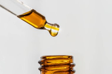 Portakal sarısı bir yağ tulumu, şişenin üstünde bir damla