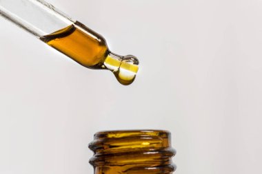 Portakal sarısı bir yağ tulumu, şişenin üstünde bir damla