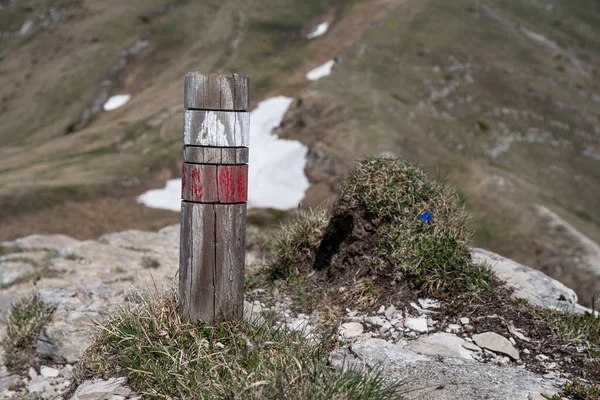 Balizas Vermelhas Brancas Para Trilhas Para Caminhadas Montanha — Fotografia de Stock