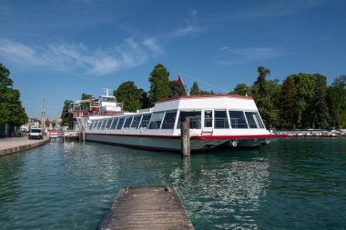 Fransa 'daki Annecy Gölü' nde bir restoran teknesi.