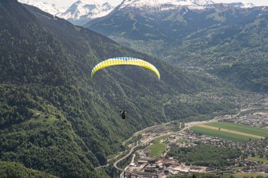 Dağların üzerinden ve Fransa 'da Alpler' de bir şehirden geçerek.