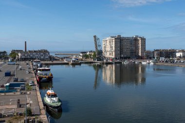 Şehrin şehir manzarası ve Saint Nazaire limanı Brittany, Fransa
