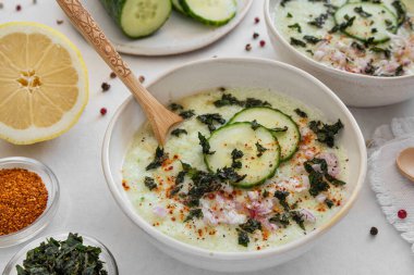 Baharatlı soğuk salatalık çorbası.